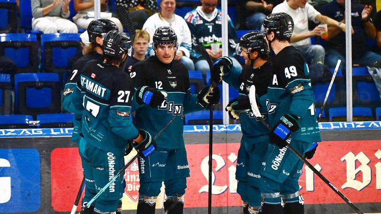 Eishockeyspieler des EHC Linz mit Schlägern auf dem Eis in der Keine Angabe