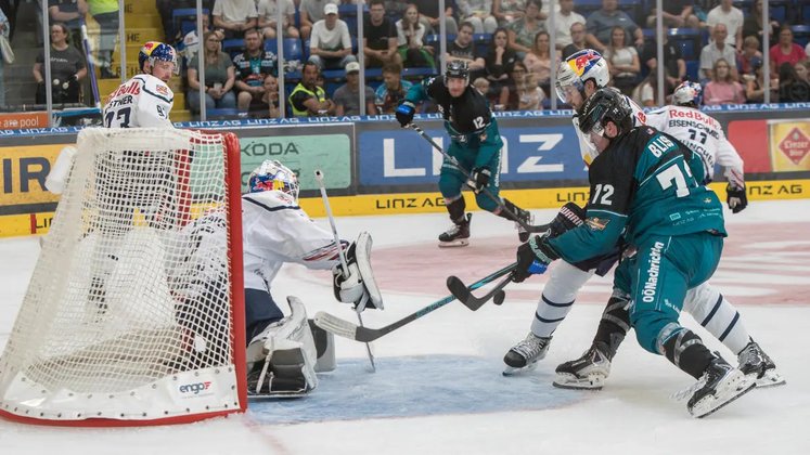 Eishockey-Torhüter Thomas Höneckl im Spiel in Linz mit Gegenspielern vor dem Tor