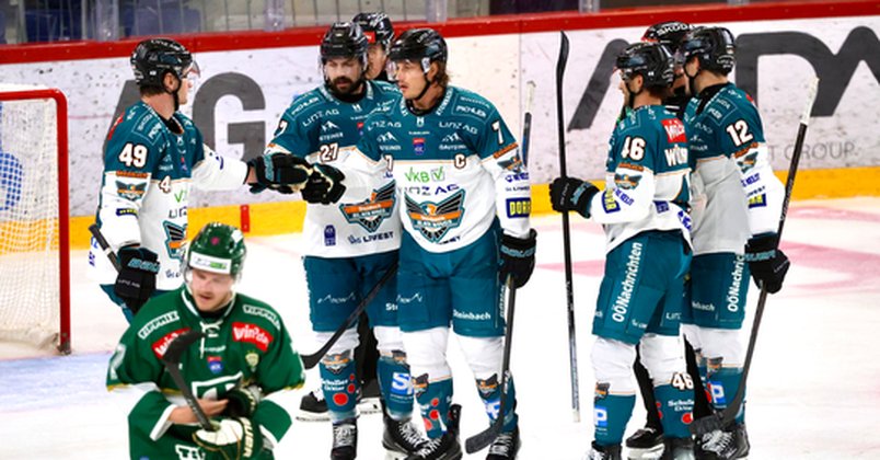 Eishockey-Spieler der Black Wings Linz in Aktion auf dem Eis im Oberösterreich.