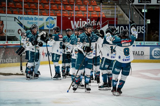 Eishockey-Team feiert Sieg in der Keine Angaben Halle in Linz, Spieler mit Nummern 9 Romig und 72 jubeln